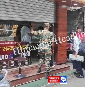 There was a stir in Hamirpur throughout the day due to the joint raid of ED and Income Tax in Hamirpur