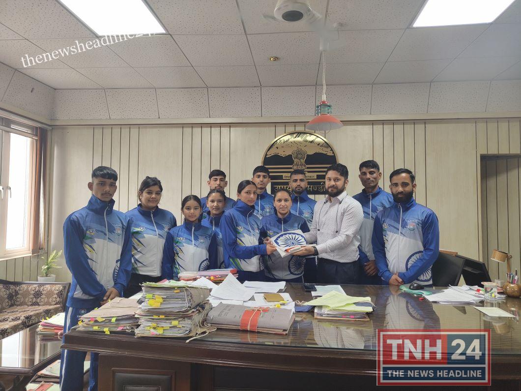हिमाचल के 10 खिलाड़ी नेपाल में दिखाएंगे दम डीसी मंडी ने भारतीय ध्वज सौंपकर टीम को किया रवाना