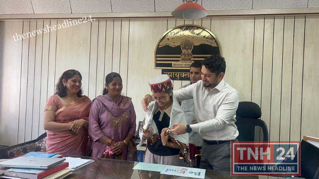 मंडी की बोर्ड टॉपर अलीशा बनीं एक दिन की उपायुक्त 99.57 प्रतिशत अंक हासिल करने वाली छात्रा ने सुनीं जनसमस्याएं, शपथ ग्रहण समारोह और मॉक ड्रिल में लिया भाग